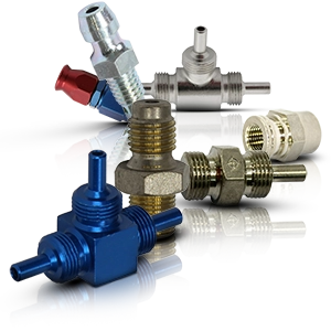 Vari adattatori, connessioni metalliche e valvole nei colori blu, argento e ottone su sfondo bianco.